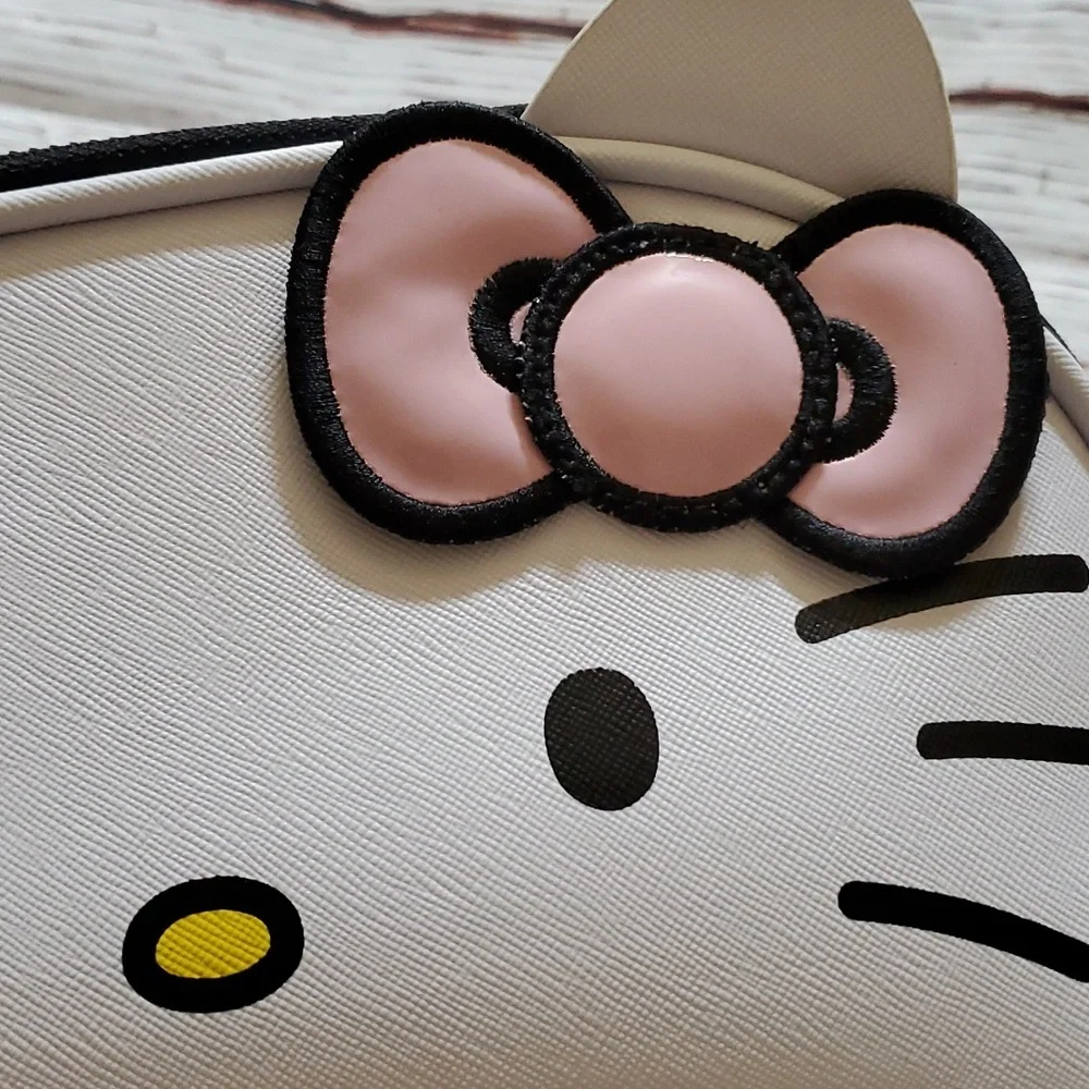 🆕️ SANRIO HELLO KITTY CREME SHOP MAKEUP BAG AND PLUSH SPA HEADBAND 🤍❤